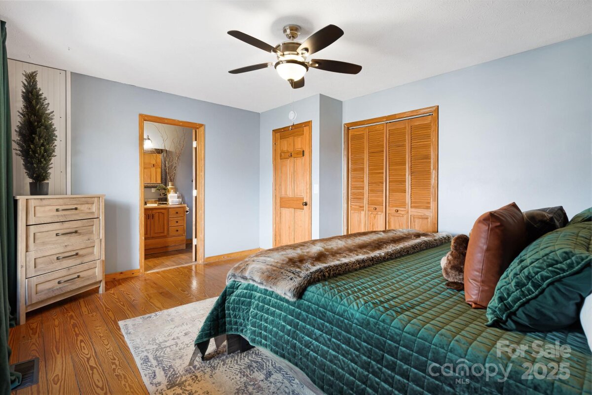 4225985p