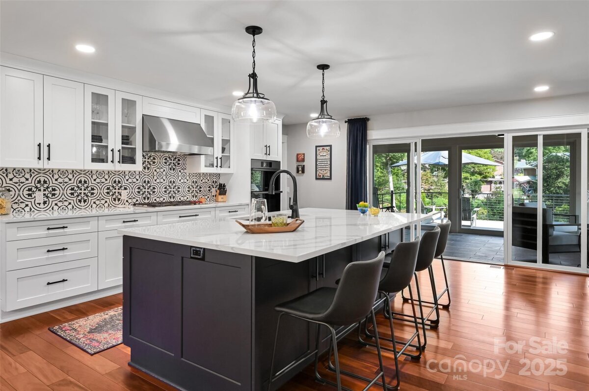 Hendersonville 7 4283171g