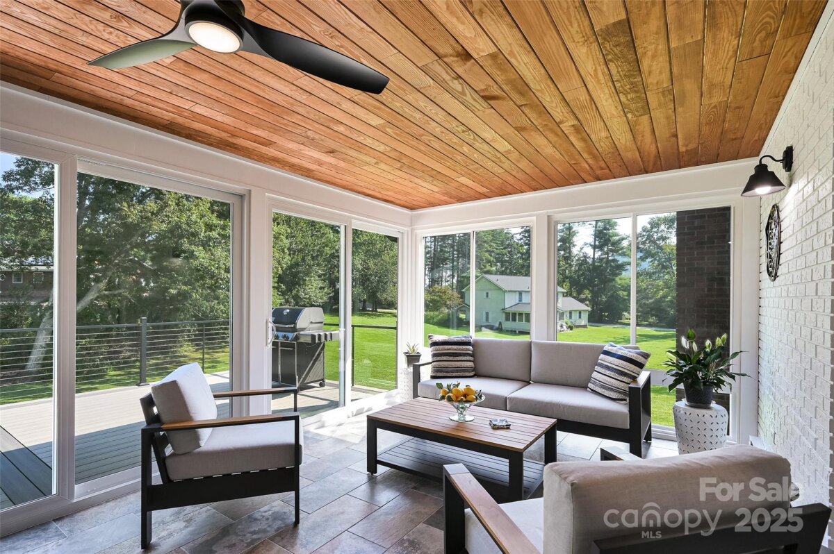 Hendersonville 14 4283171n