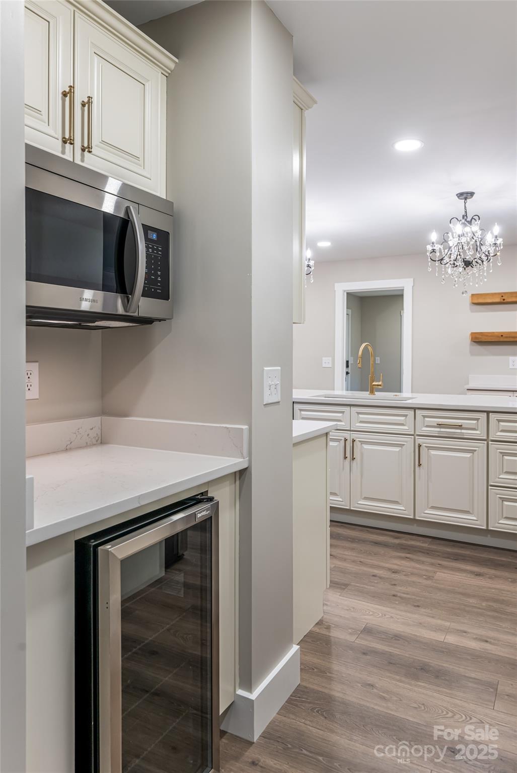 Hendersonville 16 4288122p