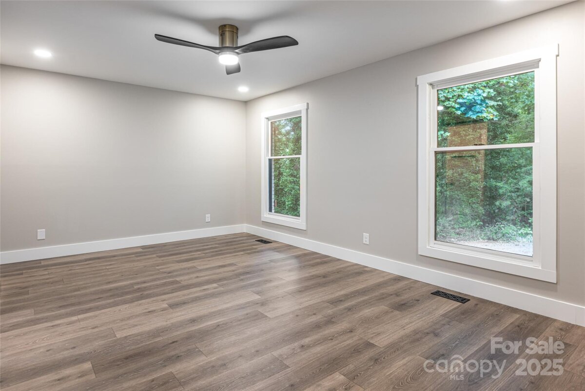 Hendersonville 19 4288122s