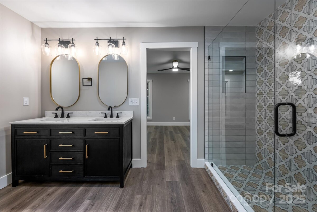 Hendersonville 21 4288122u