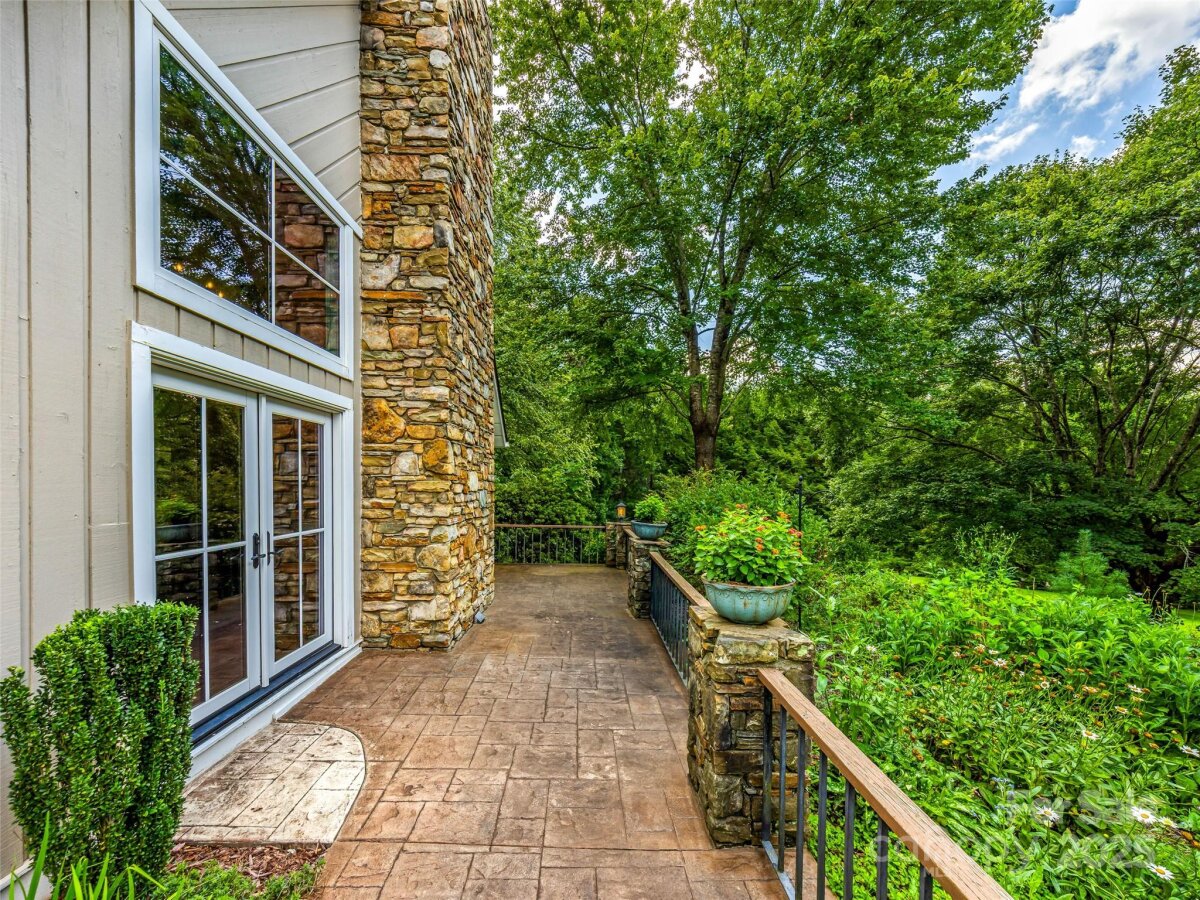 Hendersonville 7 4292557g