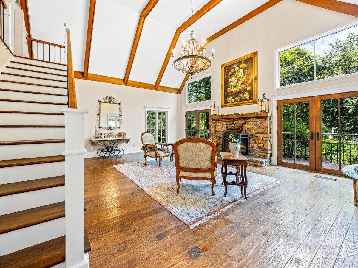 Hendersonville 10 4292557j