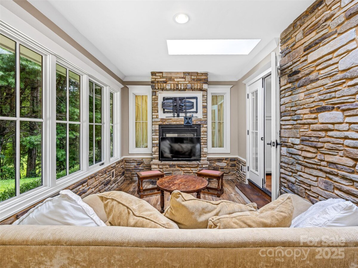 Hendersonville 20 4292557t