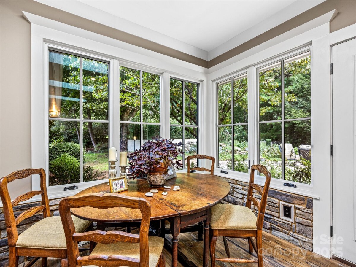 Hendersonville 21 4292557u