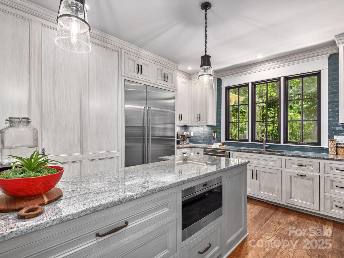 Hendersonville 14 4308602n