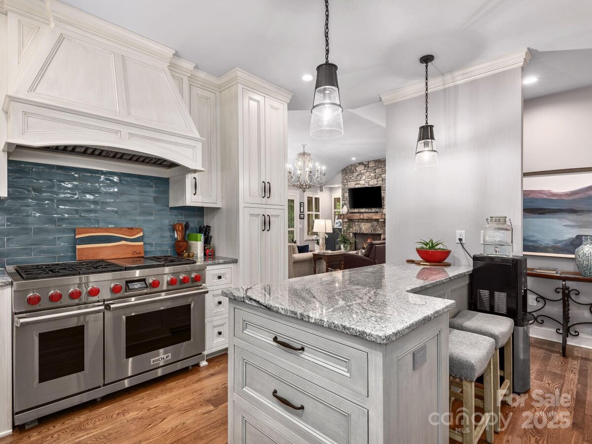 Hendersonville 17 4308602q