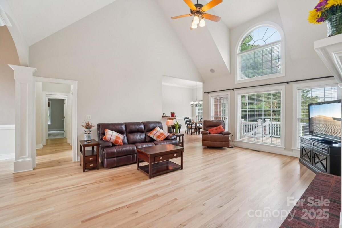 Hendersonville 7 4310812g