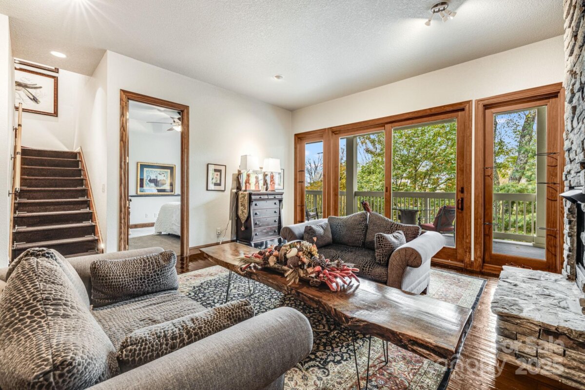 Mars Hill 16 4310904p