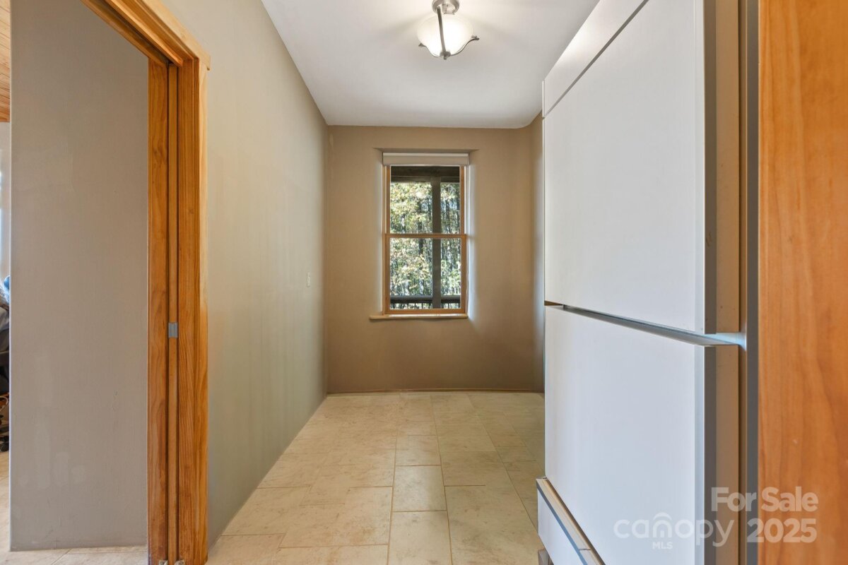 Black Mountain 16 4316708p