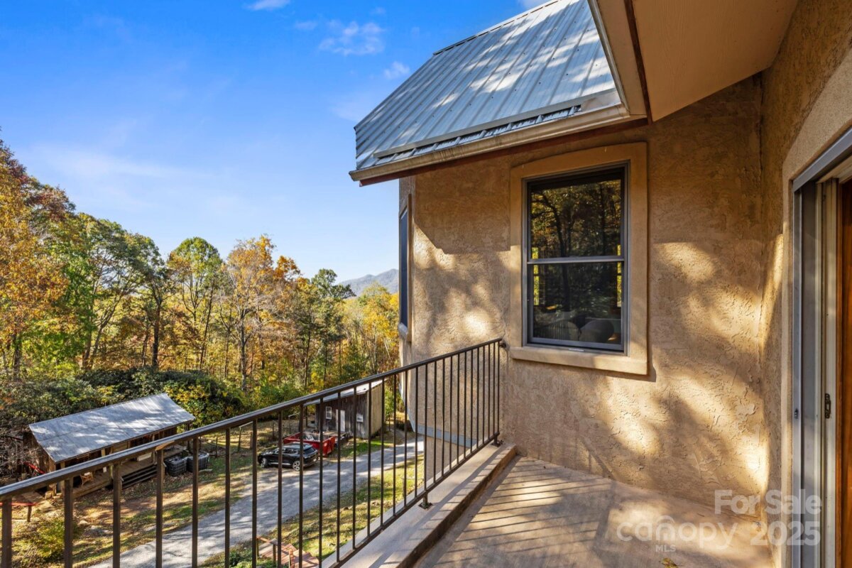 Black Mountain 22 4316708v