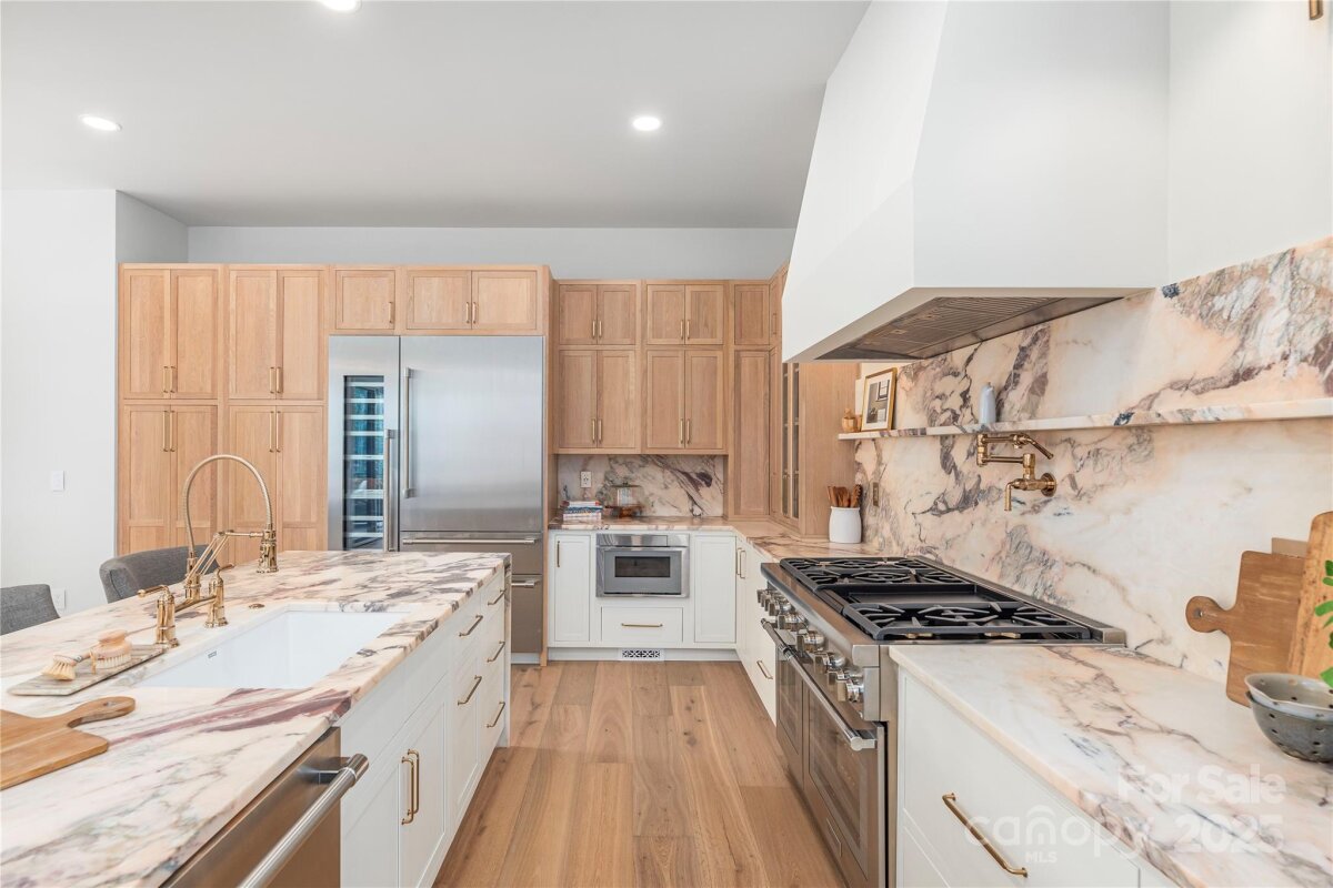 Black Mountain 11 4316889k