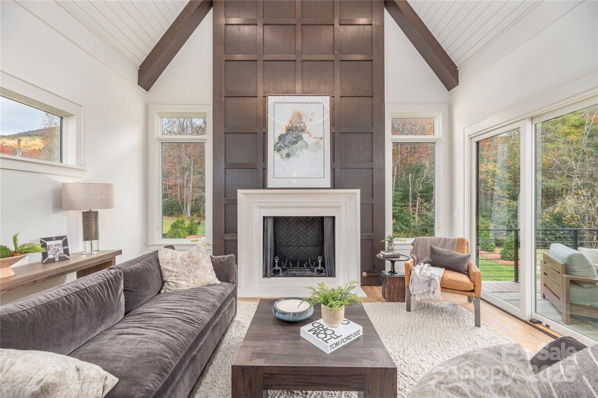 Black Mountain 12 4316889l