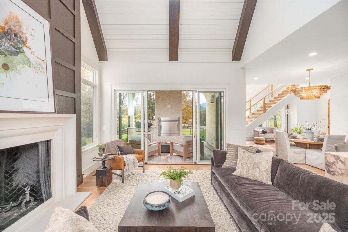 Black Mountain 15 4316889o