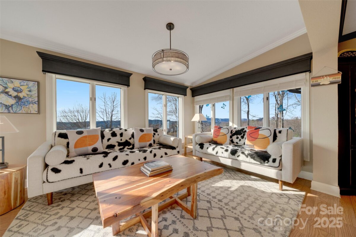 Hendersonville 21 4320767u