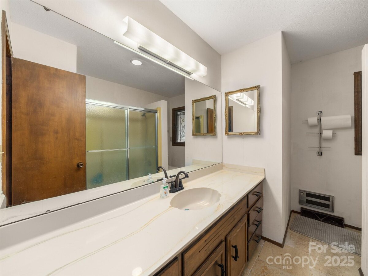 Lake Toxaway District 16 4322459p