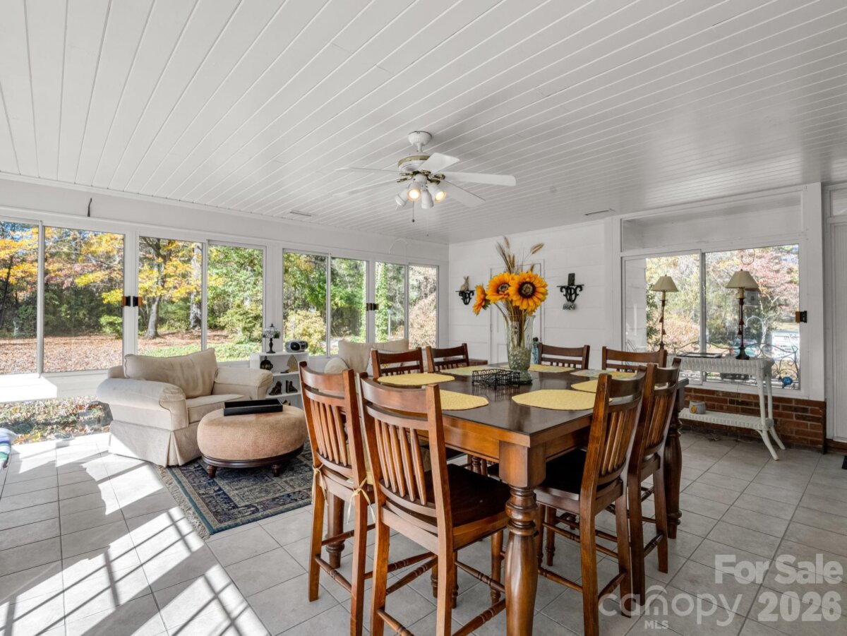 Hendersonville 8 4322794h