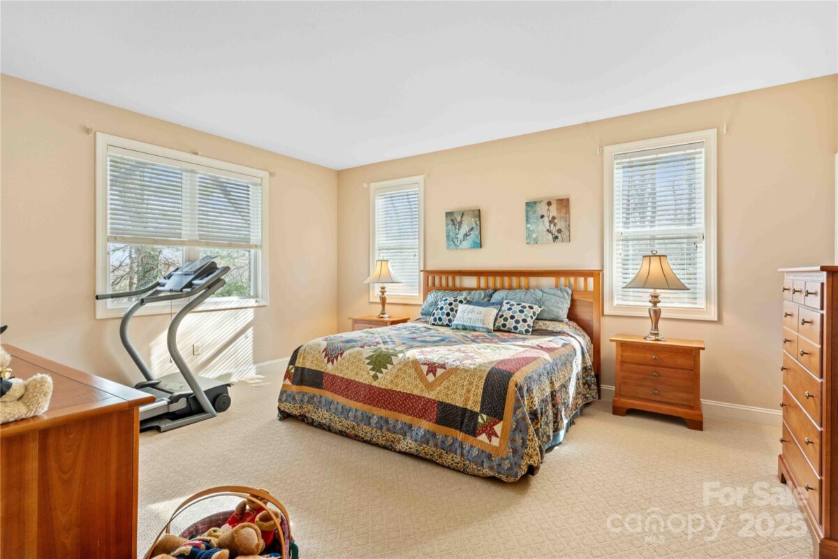 Hendersonville 17 4323061q