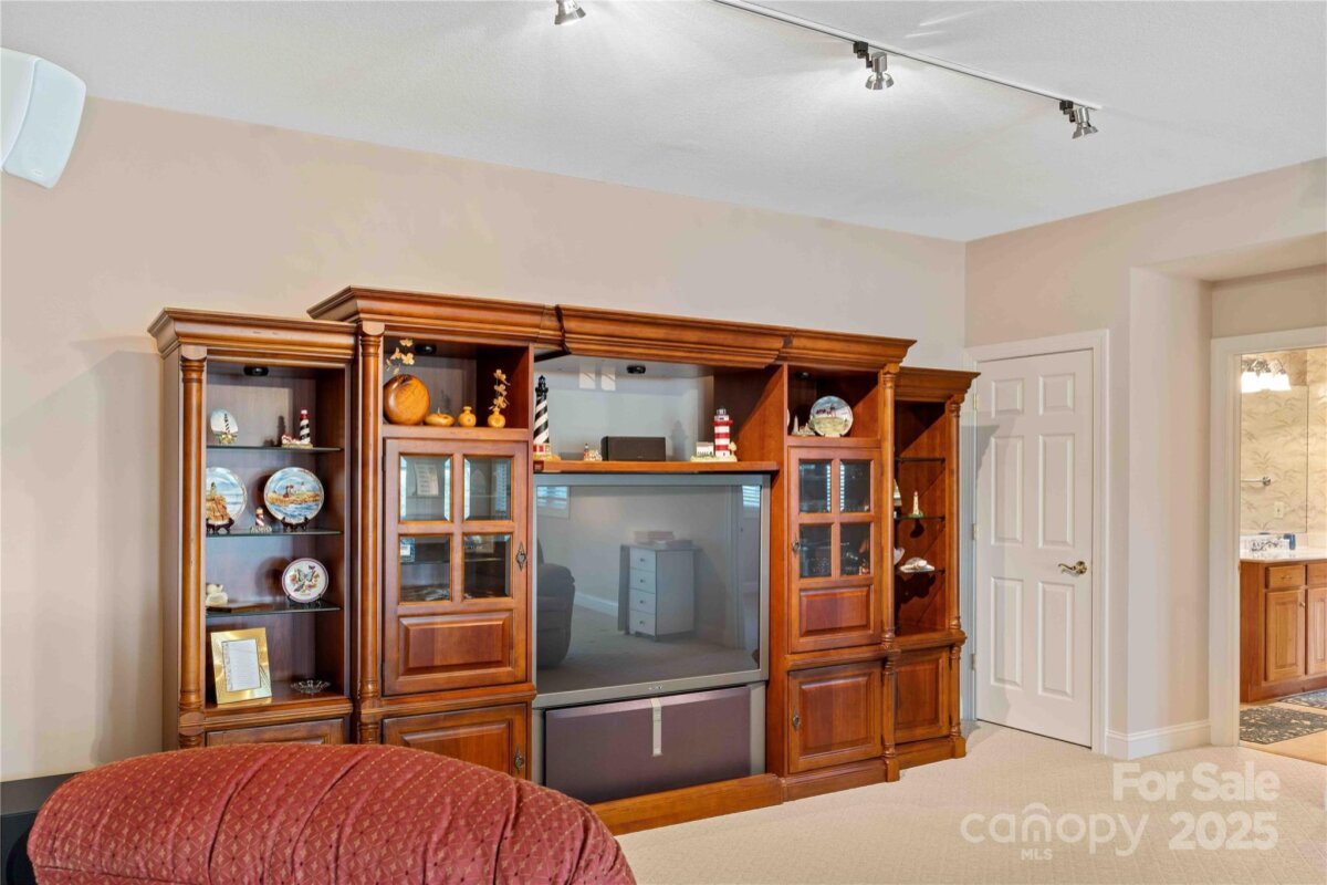 Hendersonville 25 4323061y