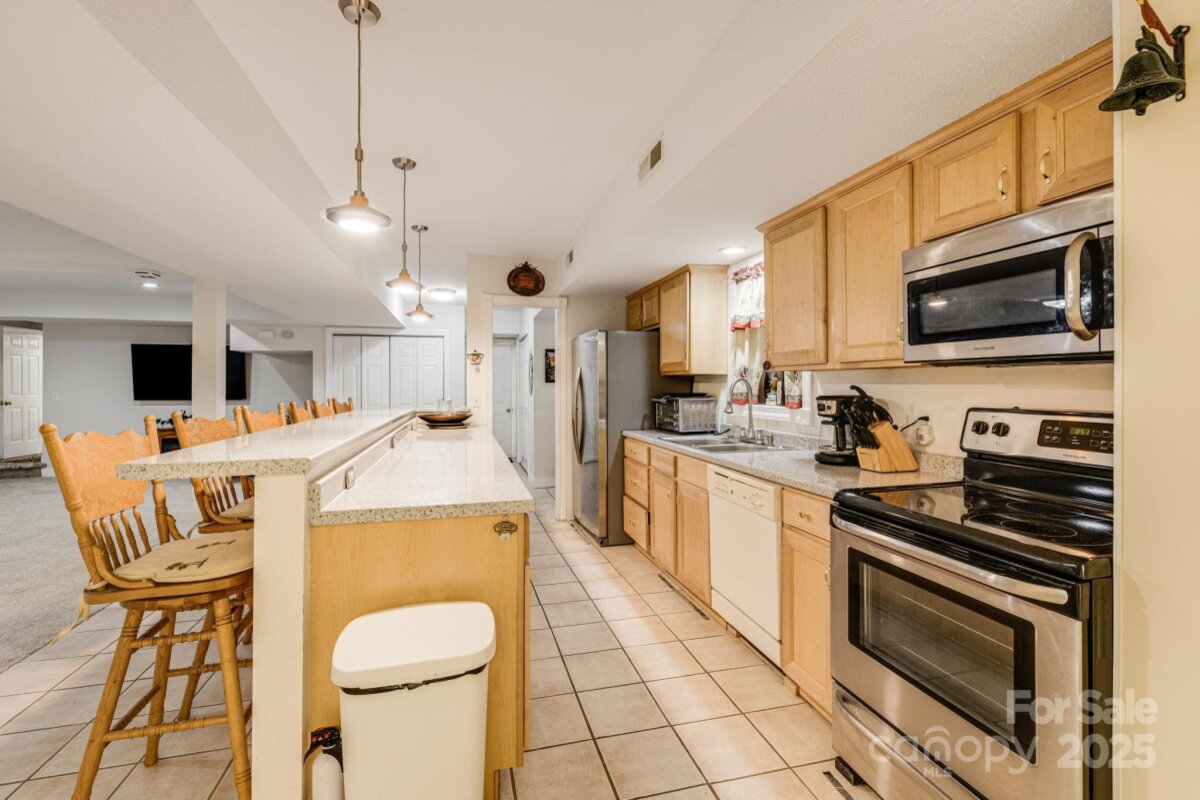 Hendersonville 25 4323203y