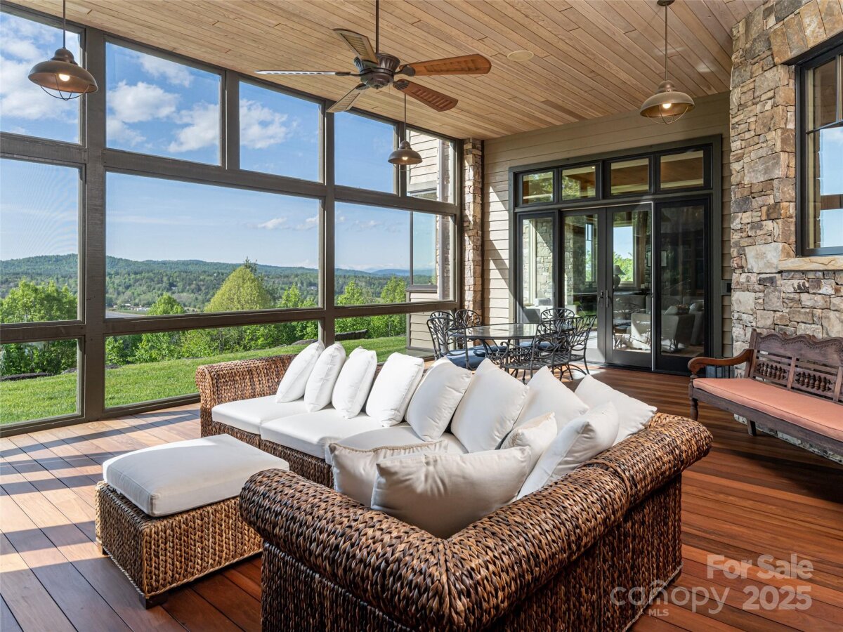 Hendersonville 7 4326840g