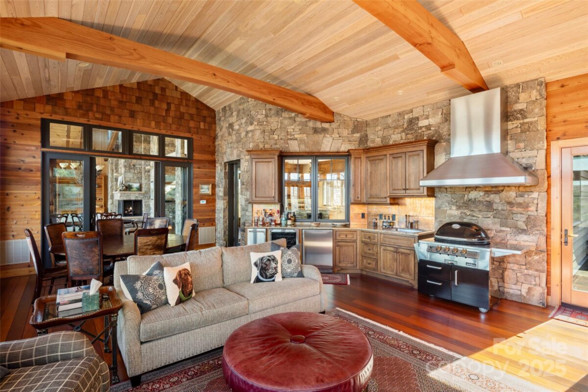 Hendersonville 14 4326840n