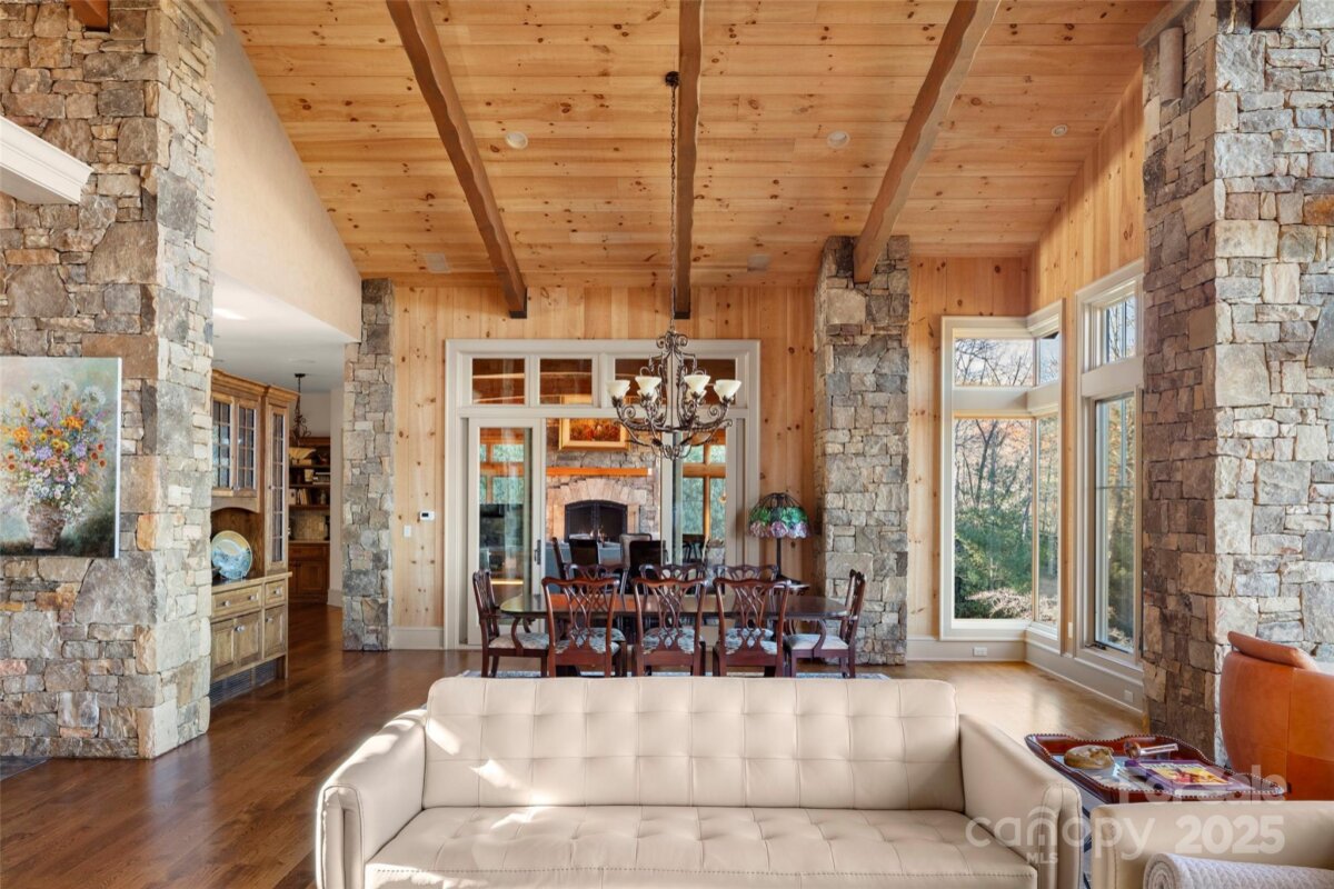 Hendersonville 15 4326840o