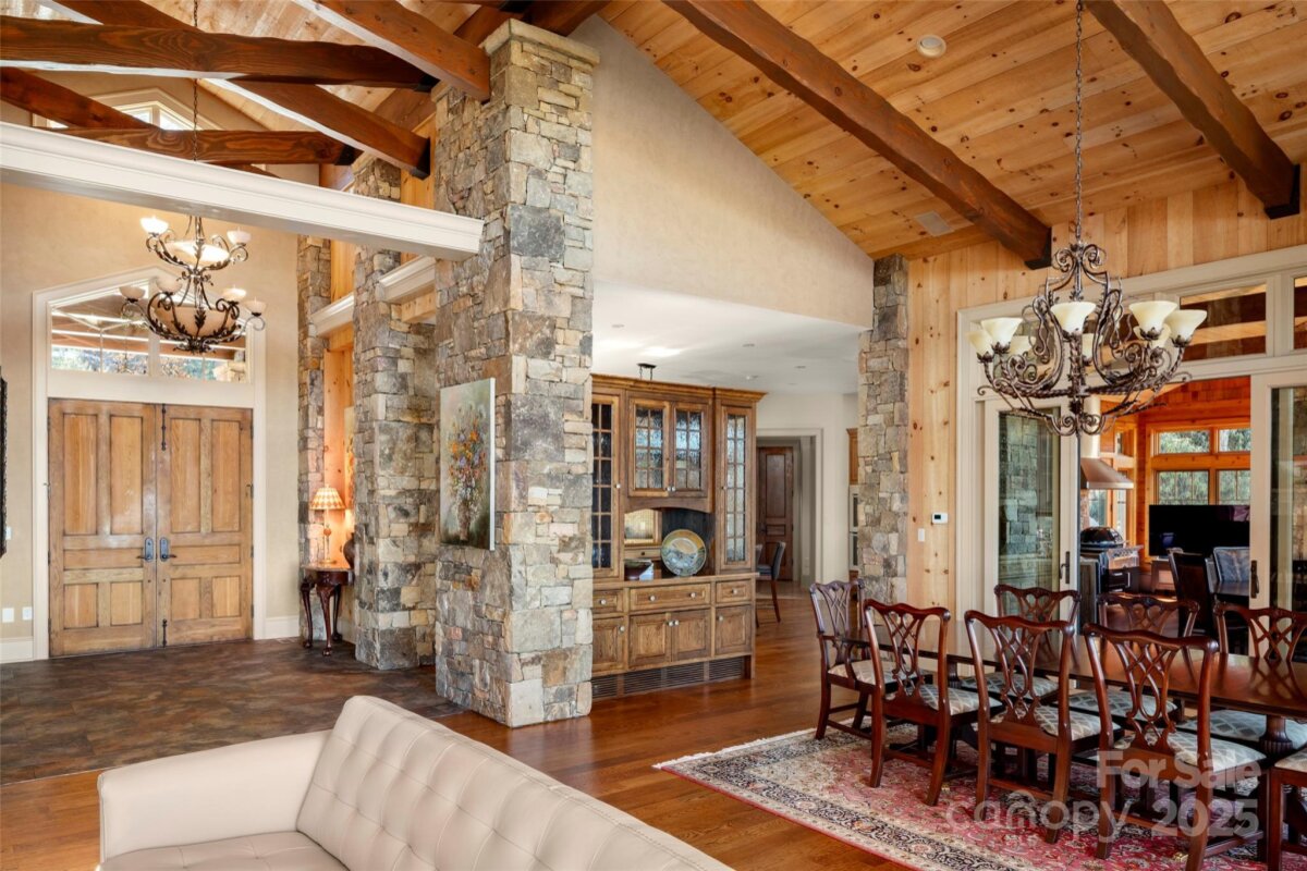 Hendersonville 18 4326840r