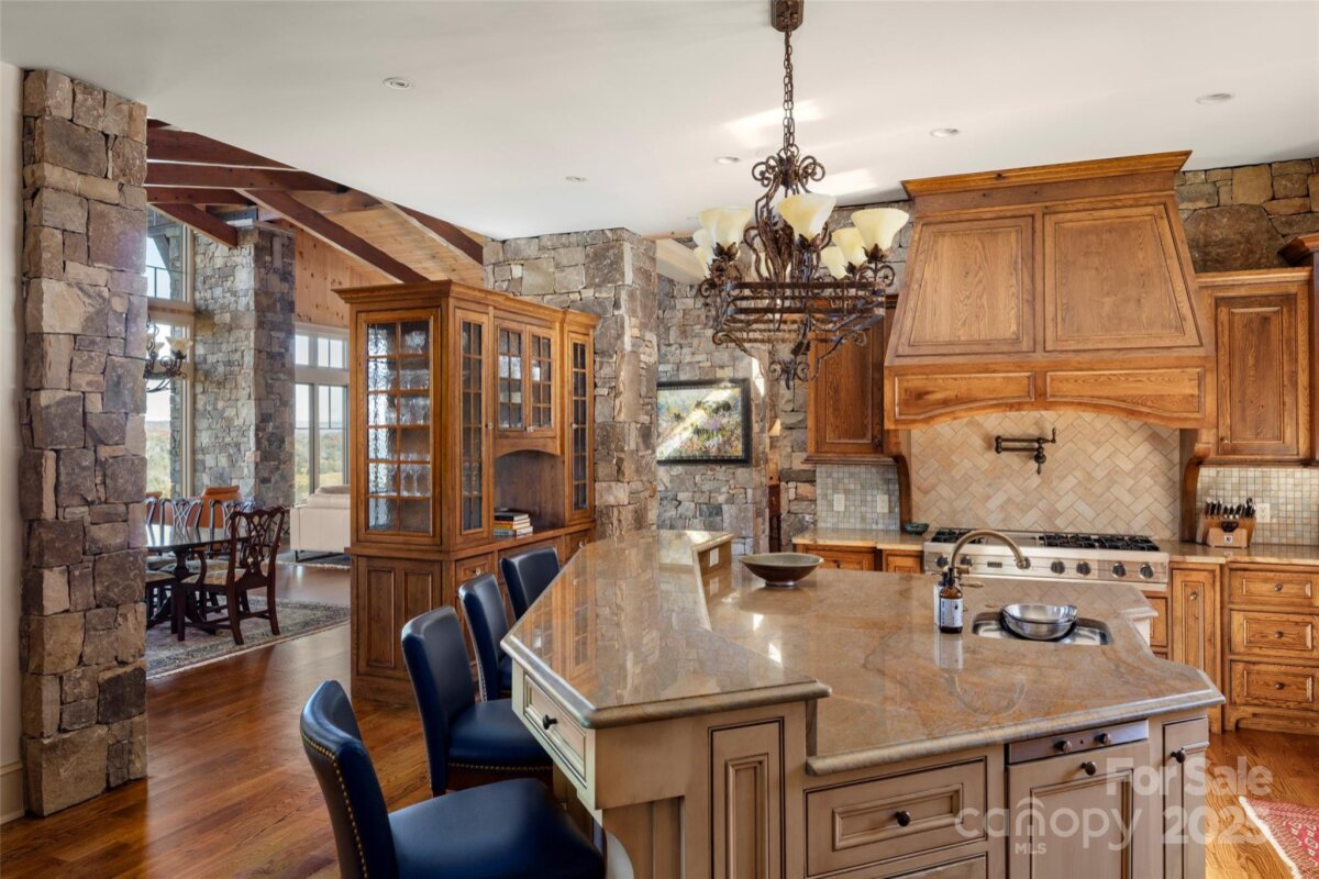 Hendersonville 21 4326840u