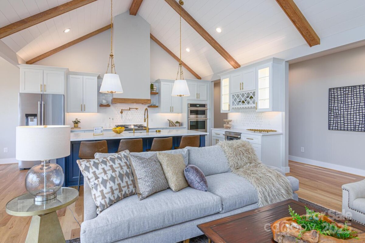 Hendersonville 7 4327661g