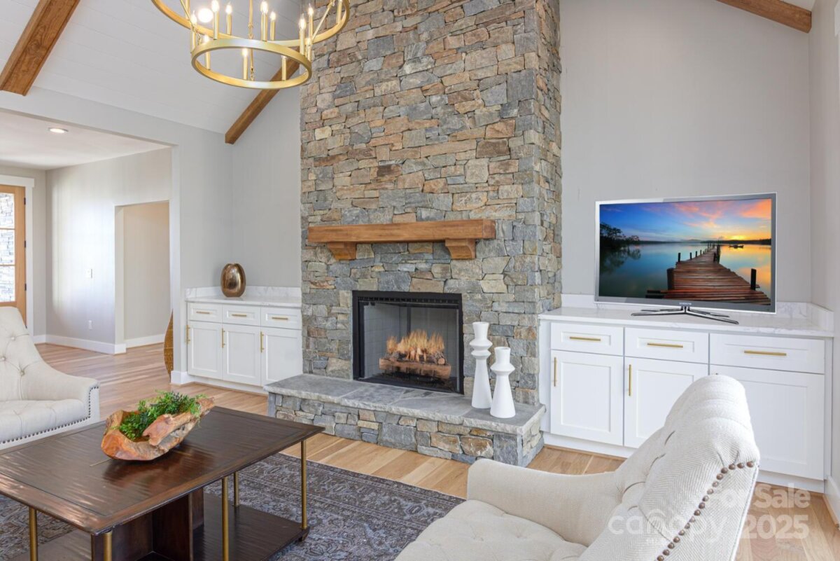 Hendersonville 8 4327661h