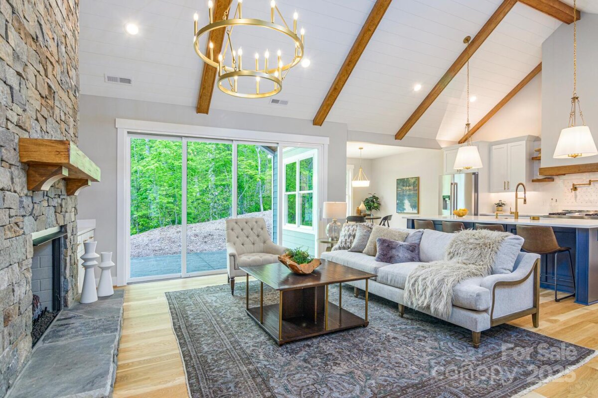 Hendersonville 10 4327661j