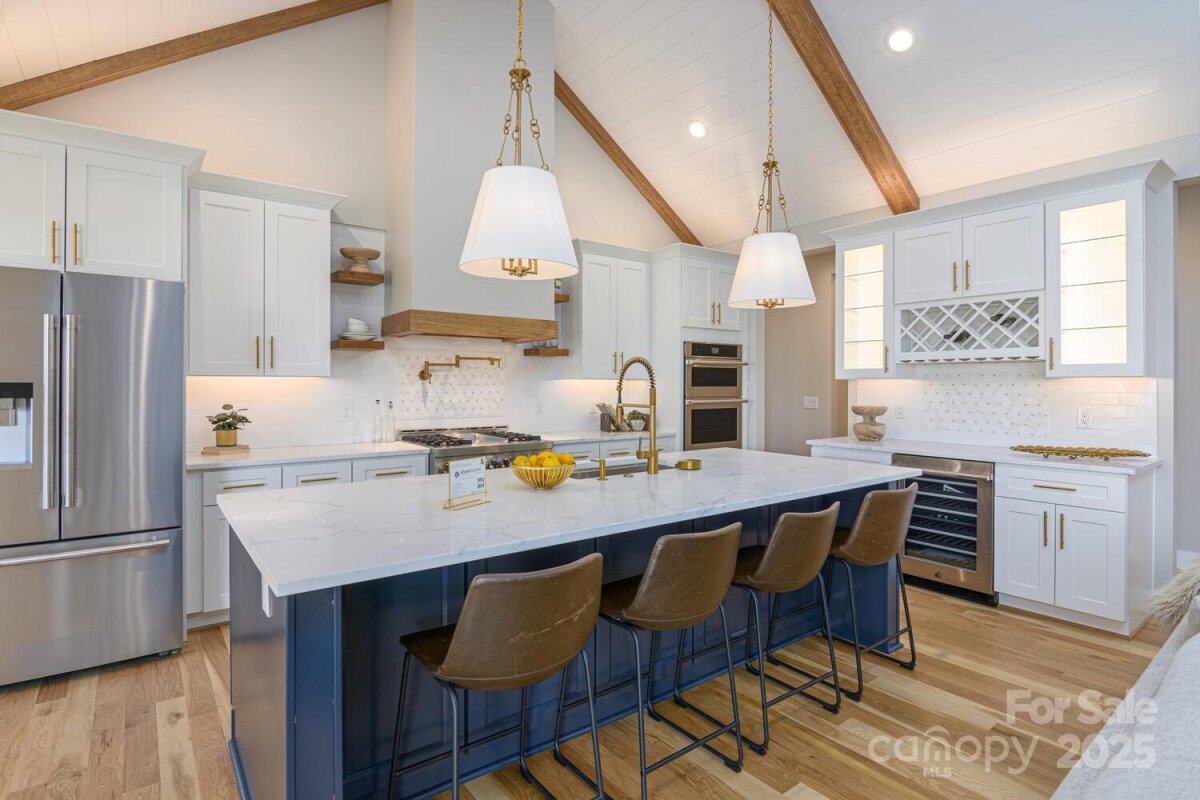 Hendersonville 14 4327661n