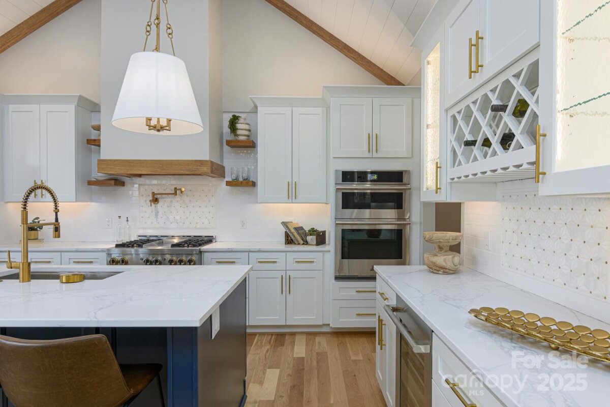 Hendersonville 16 4327661p