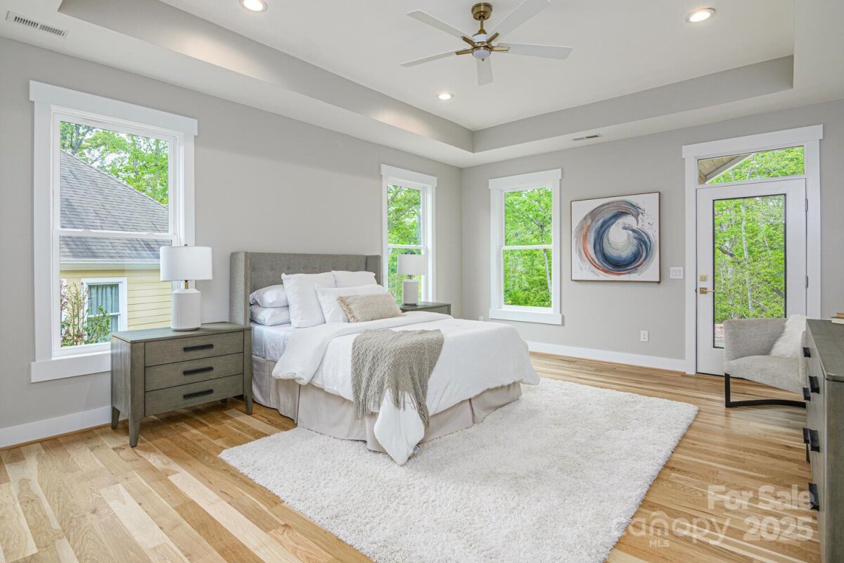 Hendersonville 23 4327661w