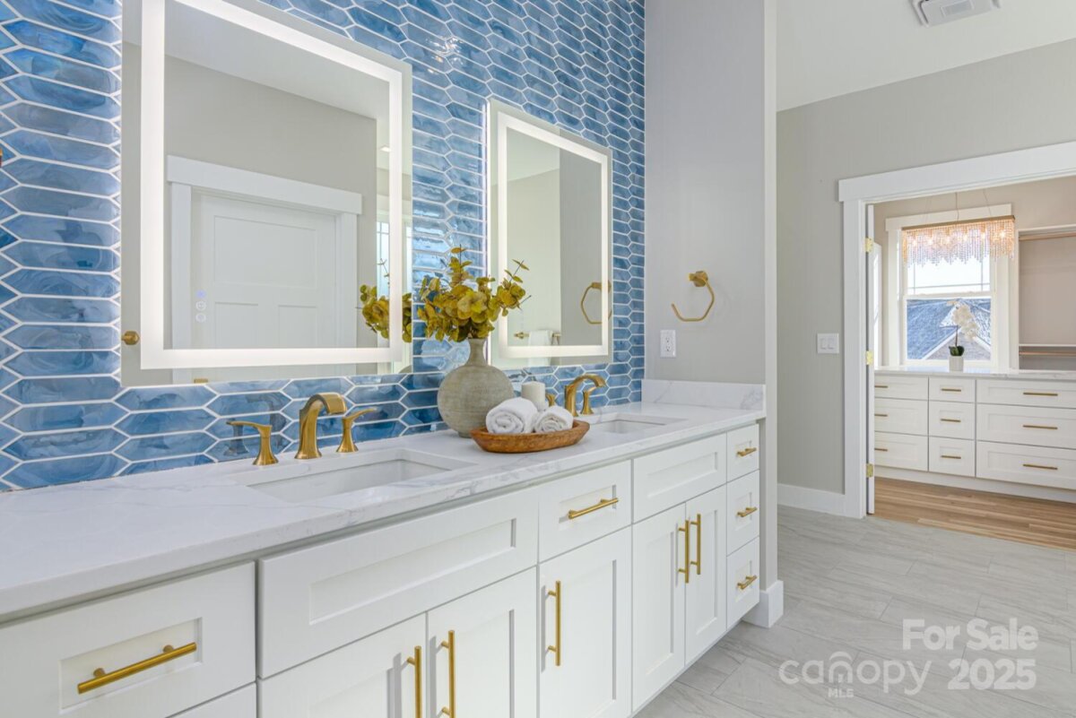 Hendersonville 25 4327661y