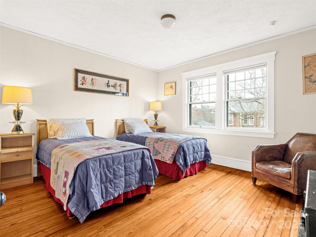 North Asheville 19 4331679q