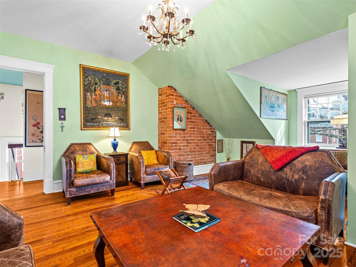 North Asheville 23 4331679u