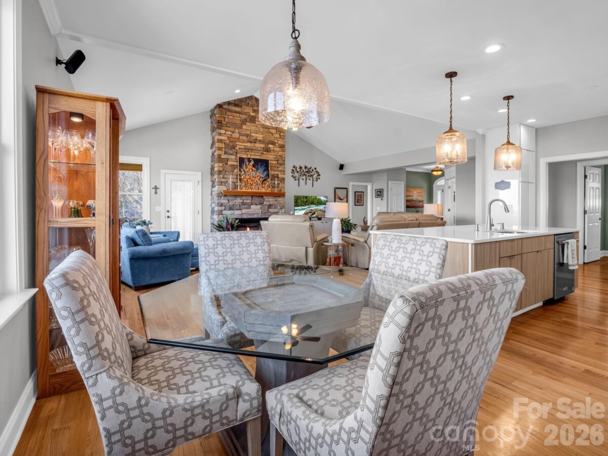 Hendersonville 10 4334066j