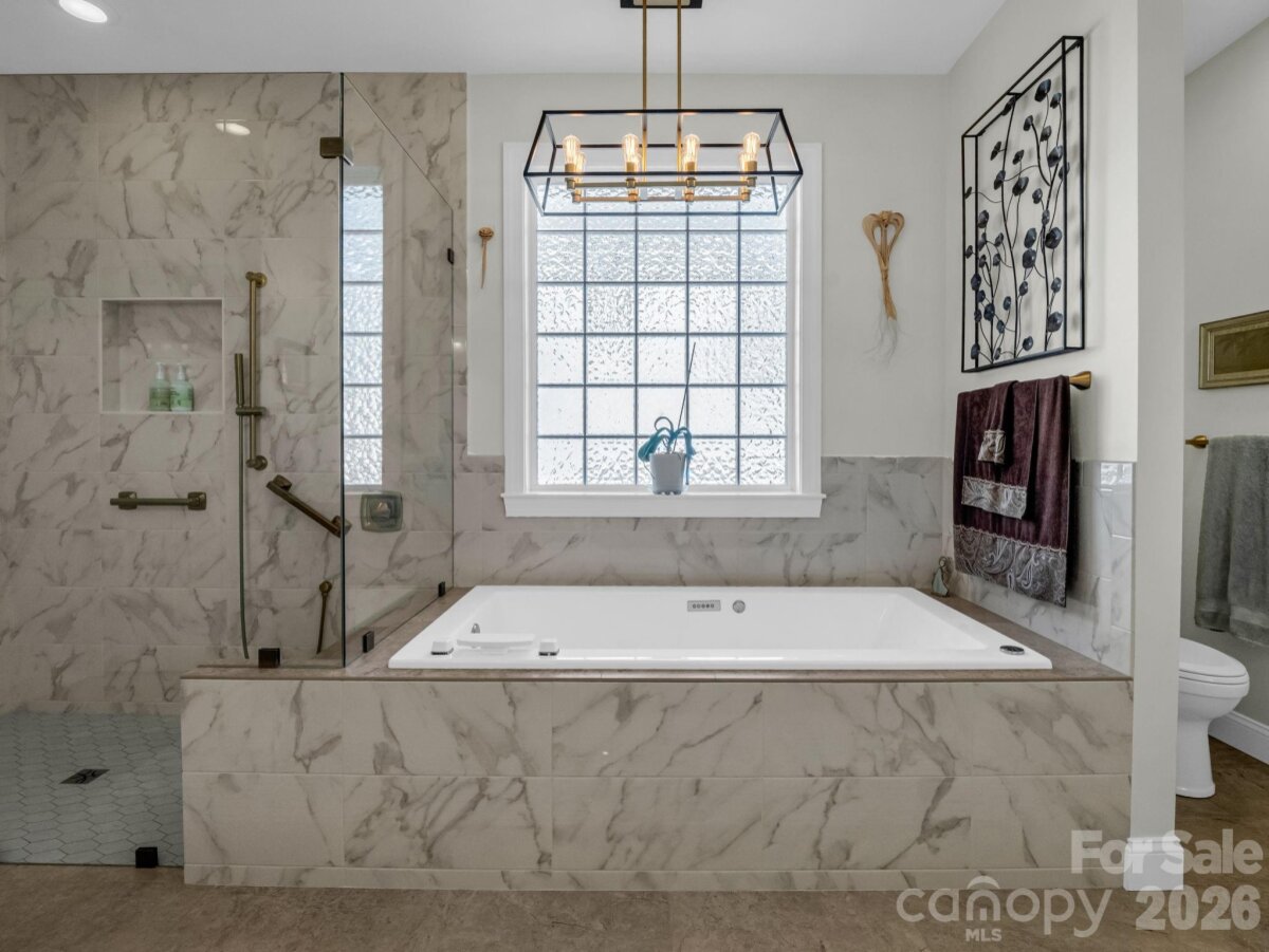 Hendersonville 23 4334066w