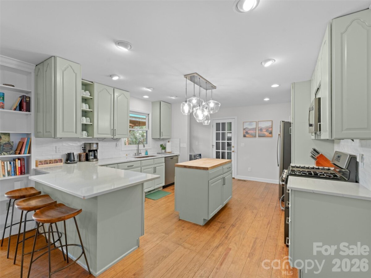 Hendersonville 8 4343082h