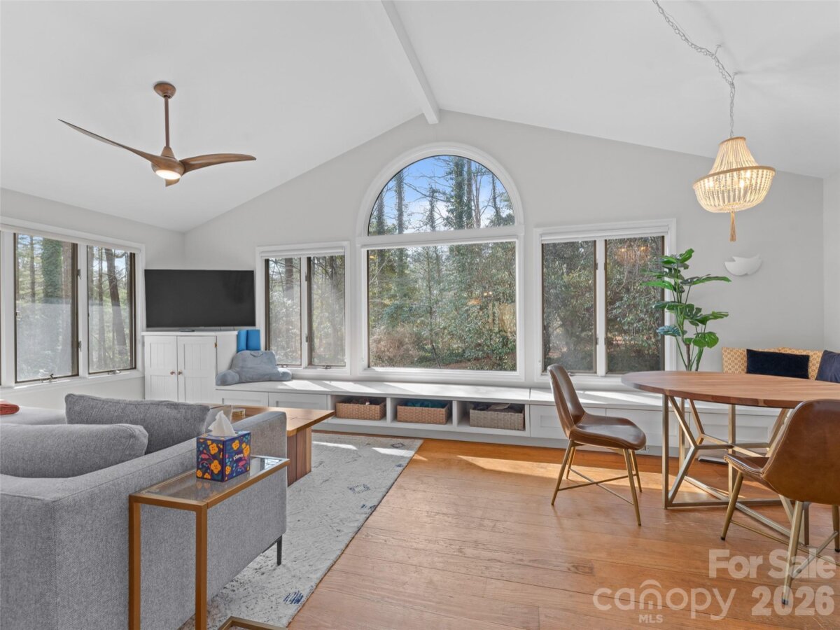 Hendersonville 13 4343082m