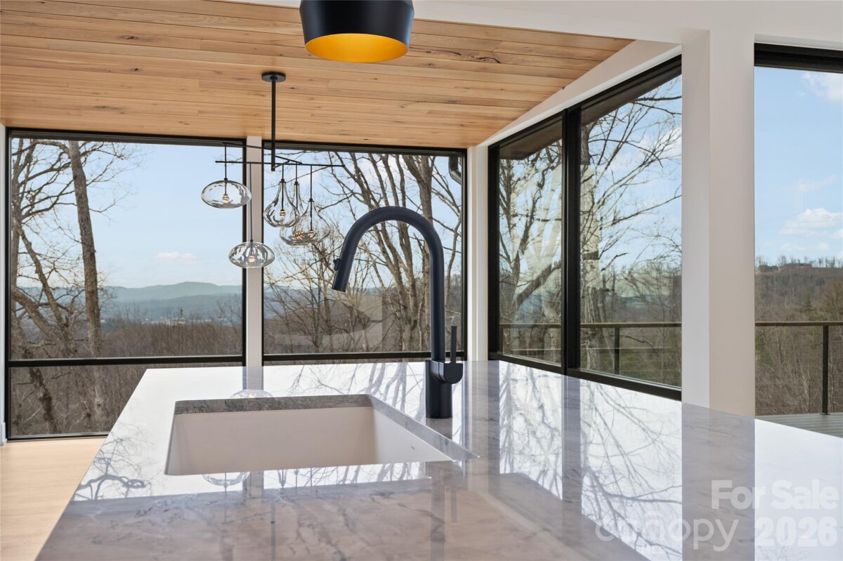 Hendersonville 14 4345642n