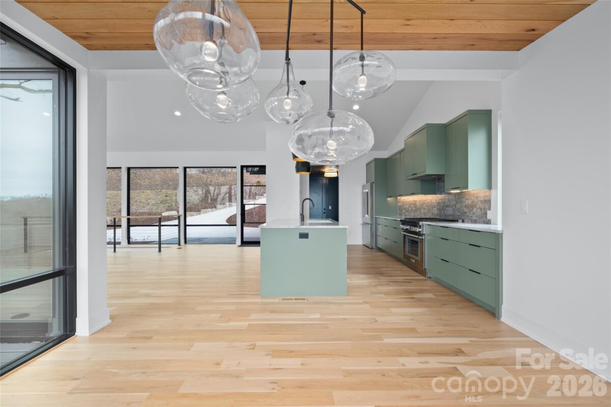 Hendersonville 16 4345642p