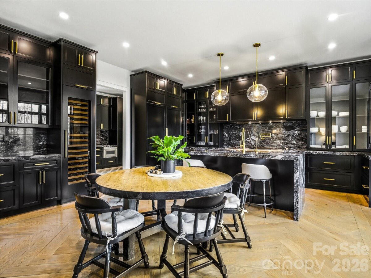 Hendersonville 14 4346762n