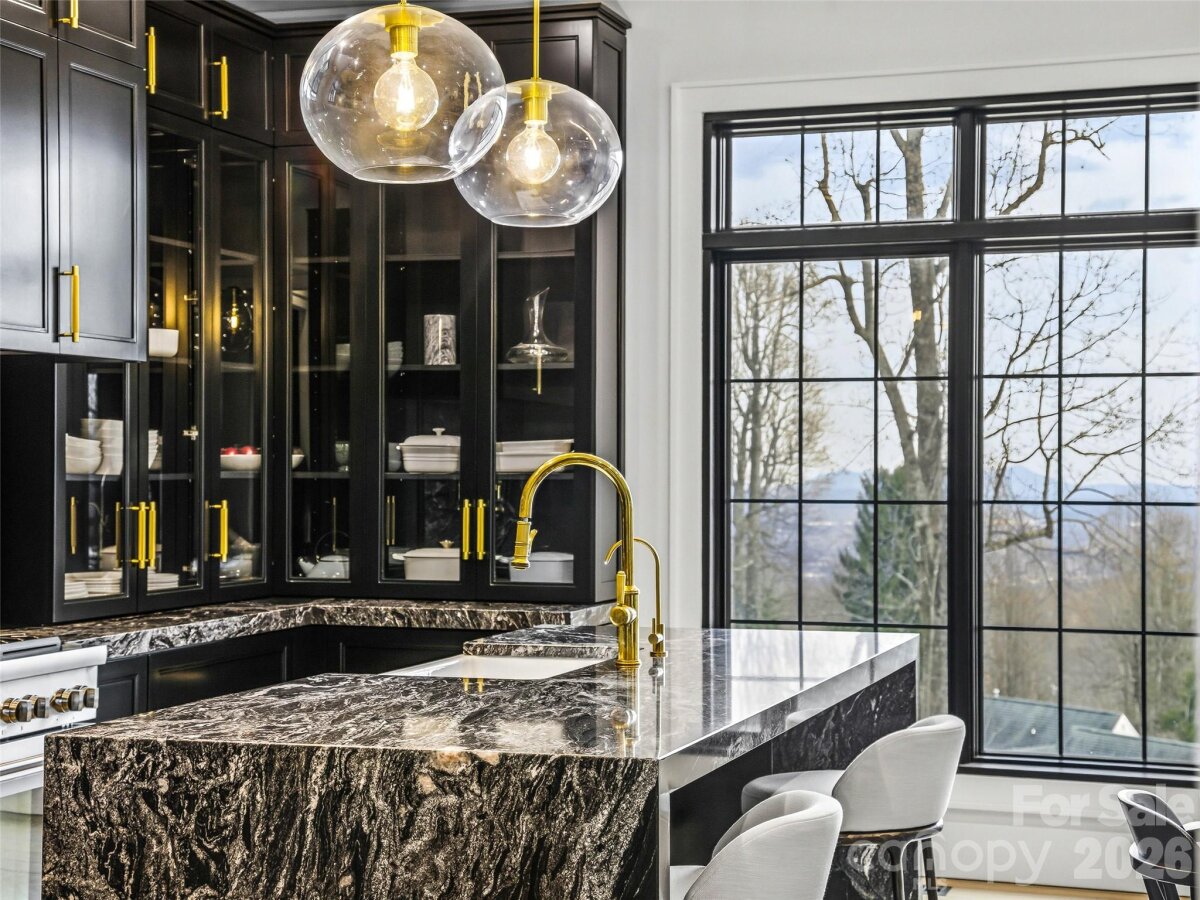 Hendersonville 16 4346762p