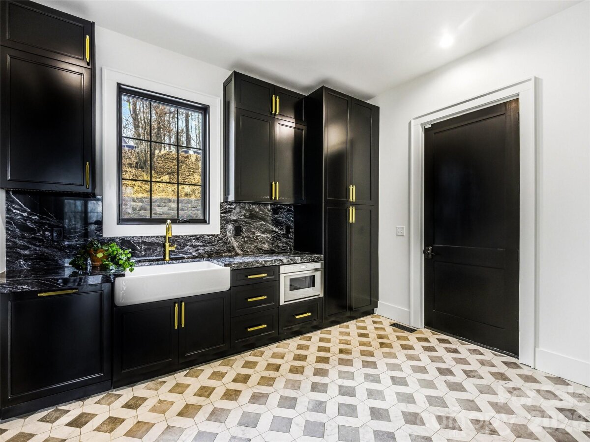 Hendersonville 18 4346762r