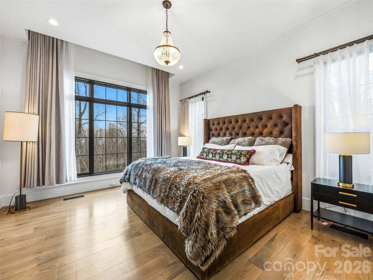 Hendersonville 23 4346762w