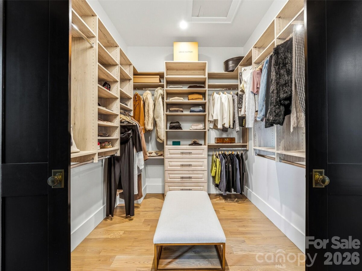 Hendersonville 25 4346762y